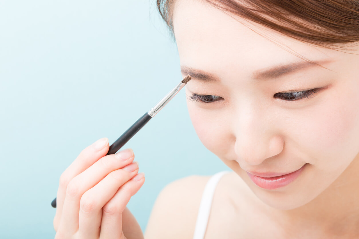 平行眉が似合わない顔って 似合う人の特徴 顔形別メイク方法を解説 Dazzy Clinic アートメイクコラム