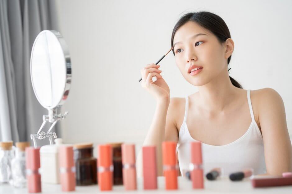 眉毛が薄い人の原因は 整え方 生やす方法 アートメイクの施術例を紹介 Dazzy Clinic アートメイクコラム 眉毛が薄い人の原因は 整え方 生やす方法 アートメイクの施術例を紹介 Dazzy Clinic アートメイクコラム