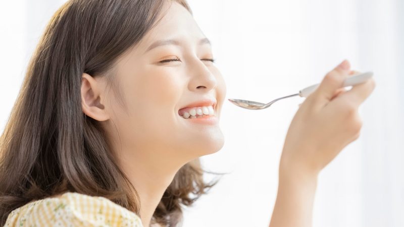 大食いや早食いをやめたい！ガツガツ食べないための食事術とは